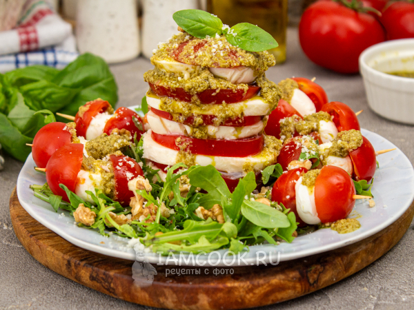 Салат Капрезе с моцареллой и соусом песто, рецепт с фото