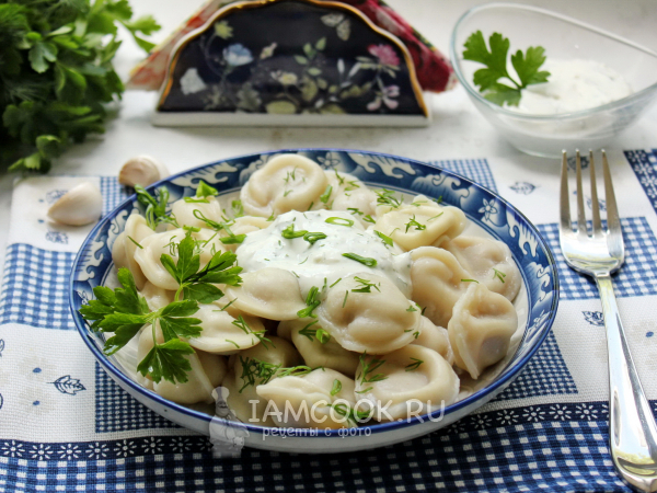Соус для пельменей из сметаны и чеснока, рецепт с фото