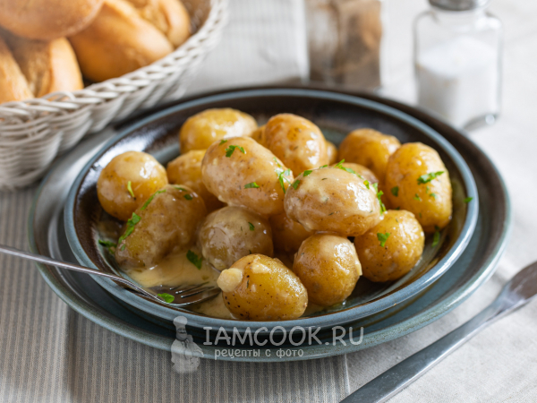 Картошка в сливочно-чесночном соусе, рецепт с фото