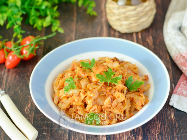 Жареная капуста с помидорами на сковороде, рецепт с фото