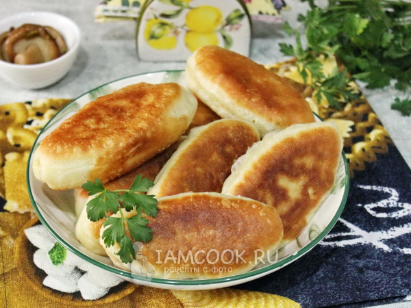 Жареные пирожки с солеными груздями, рецепт с фото