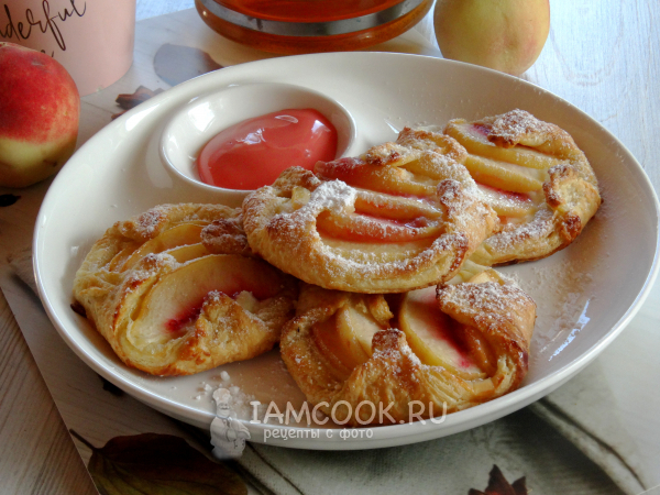 Слойки с рикоттой и персиками, рецепт с фото