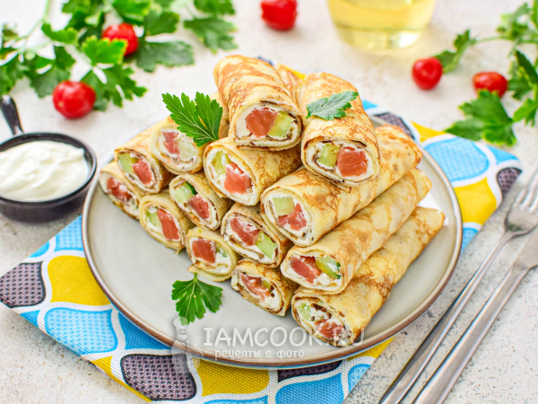 Блины с красной рыбой и творожным сыром, и огурцом, рецепт с фото