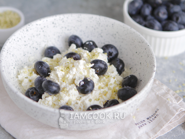 Творог с голубикой на завтрак, рецепт с фото