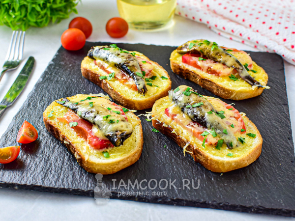 Горячие бутерброды со шпротами, помидорами и сыром в духовке, рецепт с фото