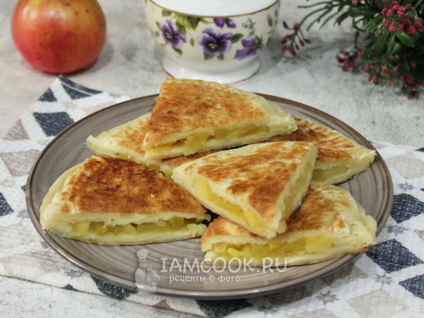Пирог из слоеного теста на сковороде, рецепт с фото