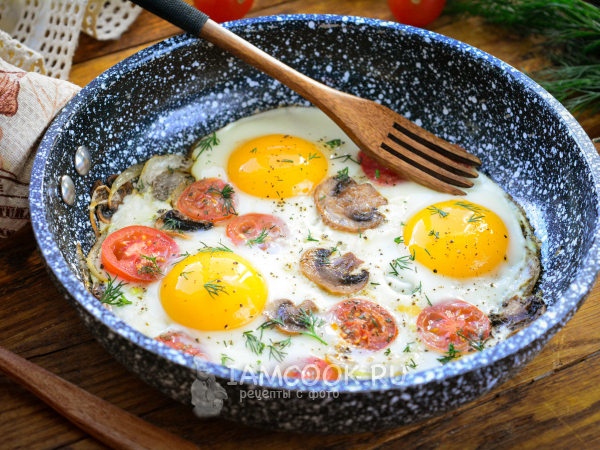 Яичница с грибами и помидорами, рецепт с фото