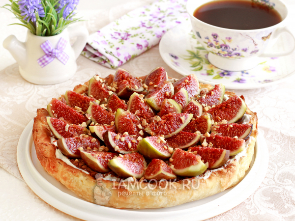 Пирог из слоеного теста с инжиром, рецепт с фото