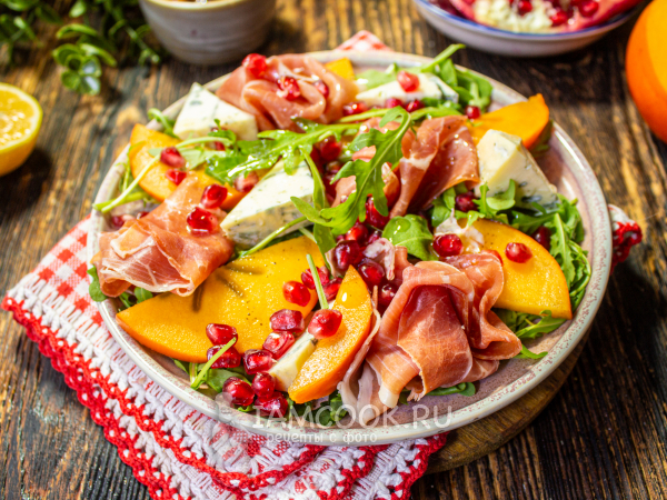 Салат с хурмой и хамоном, рецепт с фото