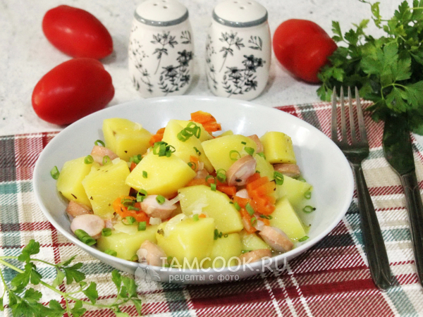 Тушеная картошка с сосисками в мультиварке, рецепт с фото