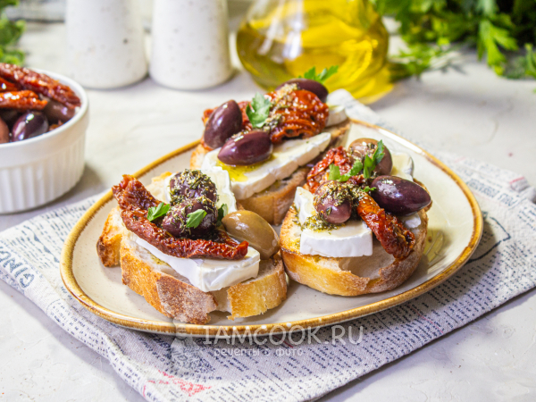 Брускетта из вяленых томатов с оливками, рецепт с фото