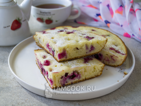 Пирог с черной смородиной на сковороде, рецепт с фото