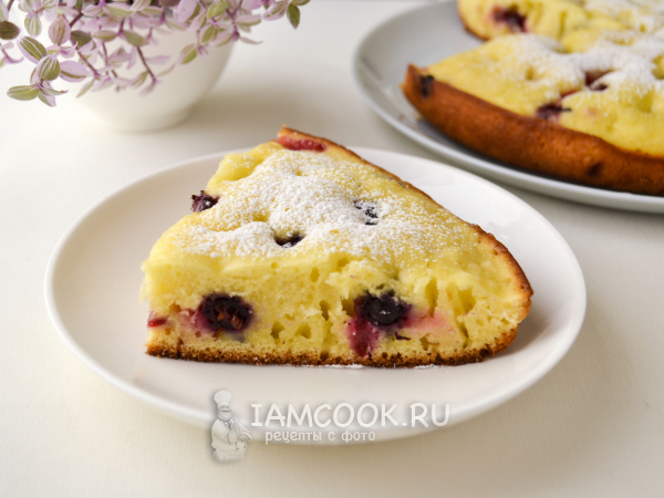 Пирог с ягодами на кефире на сковороде, рецепт с фото