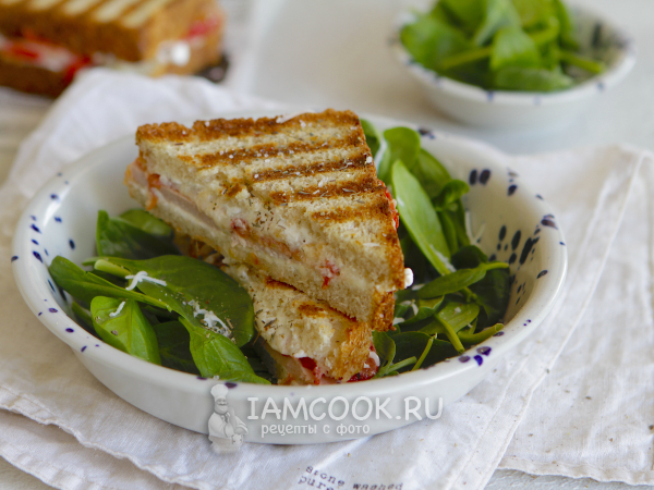 Сэндвич с колбасой и сыром на гриле, рецепт с фото