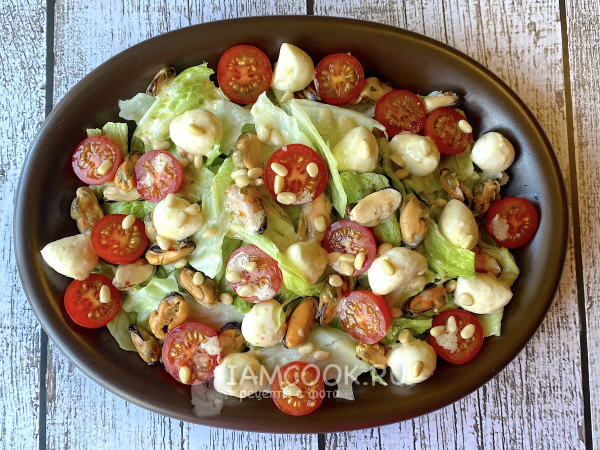 Салат с мидиями и кедровыми орешками, рецепт с фото