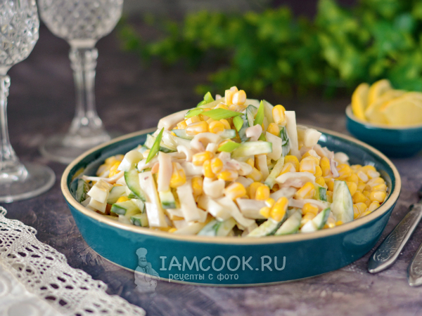 Салат с кальмаром, огурцом и кукурузой, рецепт с фото