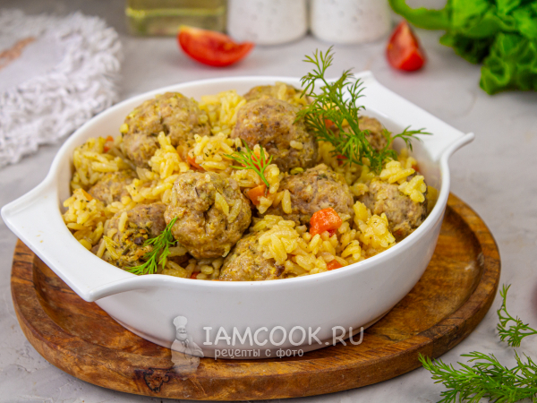 Фрикадельки из фарша на сковороде с рисом, рецепт с фото
