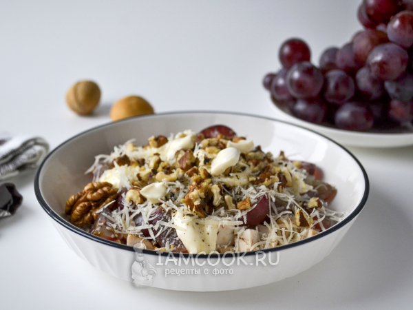 Салат «Французский цыган» с виноградом и курицей, рецепт с фото