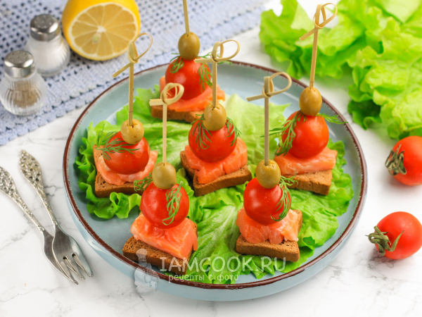 Канапе с семгой на шпажках, рецепт с фото