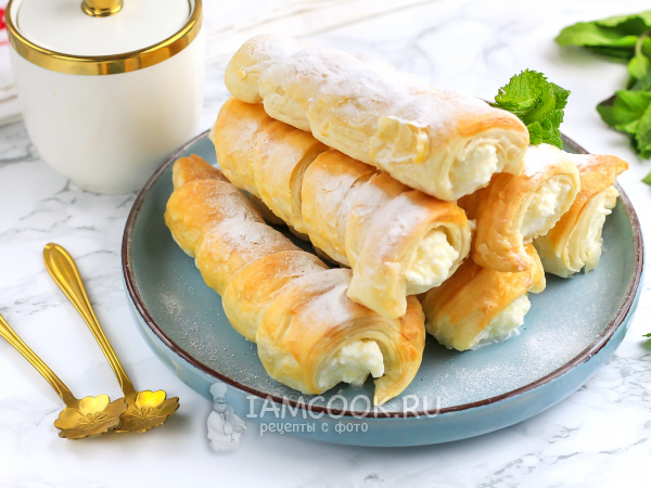 Трубочки из слоеного теста с творожным кремом, рецепт с фото