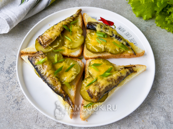 Горячие бутерброды со шпротами, маринованными огурцами и сыром в духовке, рецепт с фото