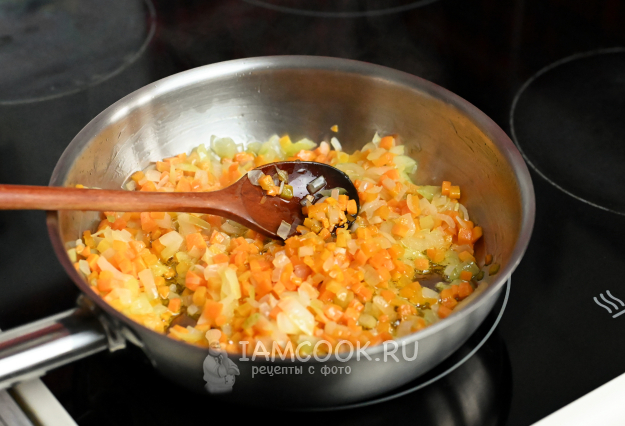 Обжарка лука с морковью на сковороде