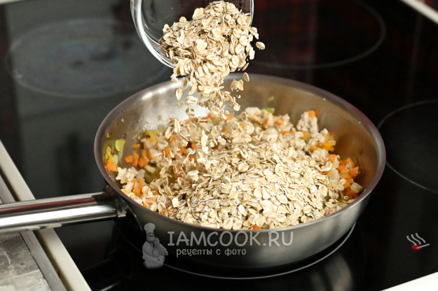 Добавляем овсяные хлопья к фаршу и овощам