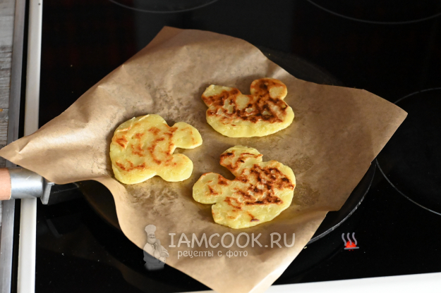 Готовые картофельные драники в форме мишек на пергаменте