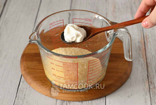 Добавление сметаны в картофельное пюре