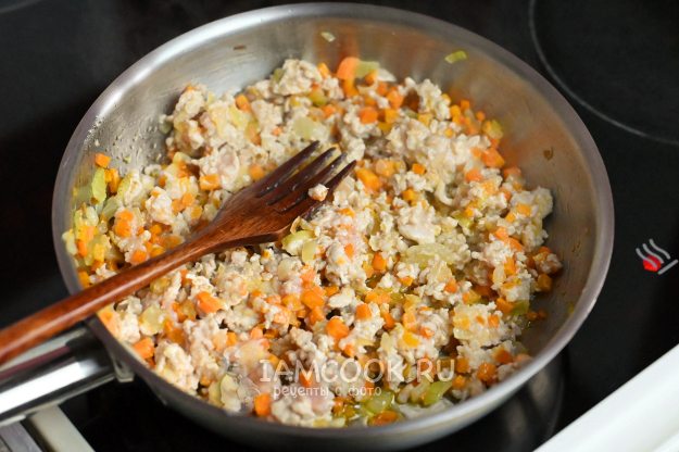 Обжарка фарша с луком и морковью
