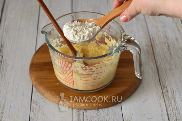 Добавление муки в картофельное тесто