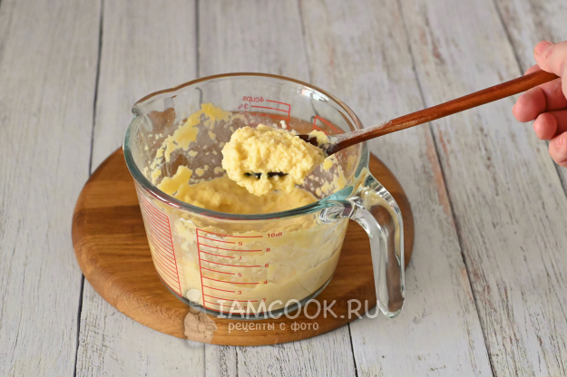 Густое картофельное тесто для драников на ложке