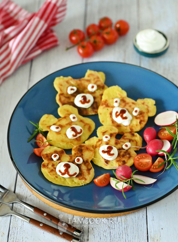 Подача тёплых картофельных драников детям со сметаной