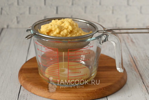 Картофельное пюре в миске после стекания лишней жидкости