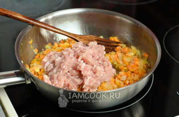 Добавляем на сковороду куриный фарш