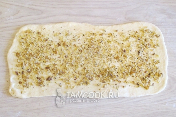 Посыпать тесто орехами и специями