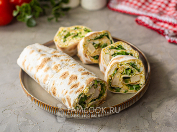 Рулет из лаваша с луком и яйцом, рецепт с фото