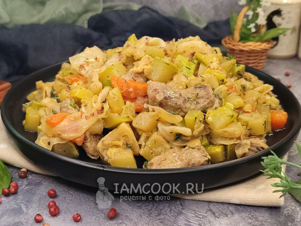Тушеная капуста с мясом с кабачками, рецепт с фото