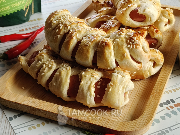 Сардельки в слоеном тесте в духовке, рецепт с фото