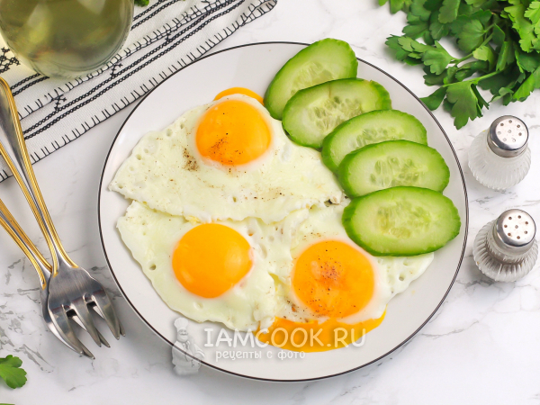 Яичница на пергаменте на сковороде, рецепт с фото