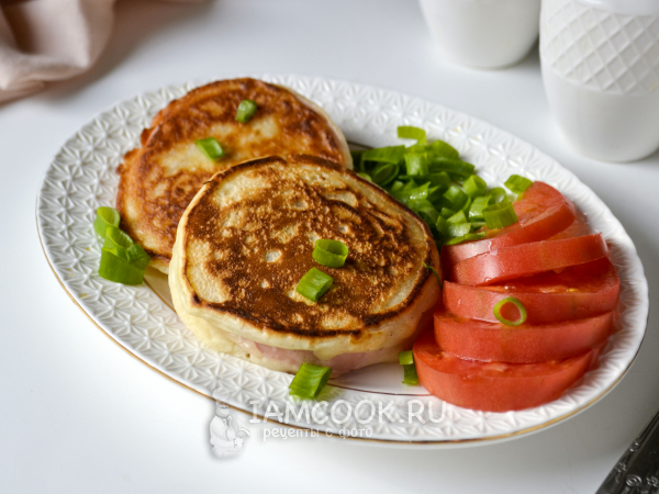 Колбаса в тесте на кефире на сковороде, рецепт с фото