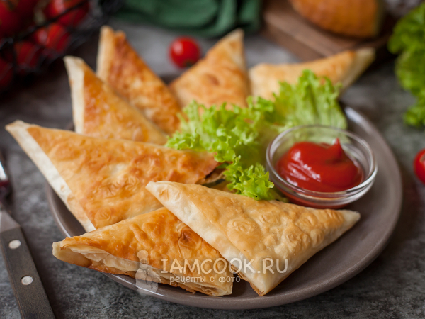 Треугольники из лаваша с сыром и зеленью, рецепт с фото