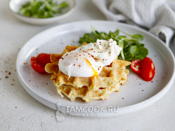 Картофельные вафли с яйцом пашот, рецепт с фото