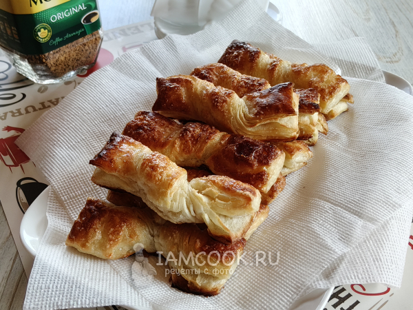 Бантики из слоеного теста, рецепт с фото