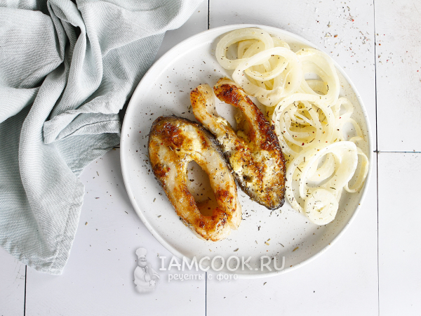 Сазан, запеченный с луком в духовке, рецепт с фото