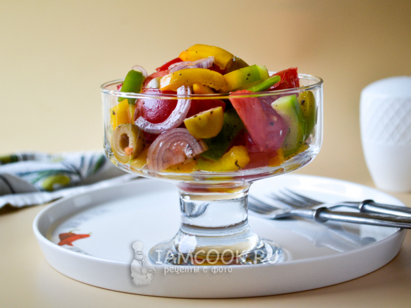 Салат с оливками, перцем и помидорами, рецепт с фото