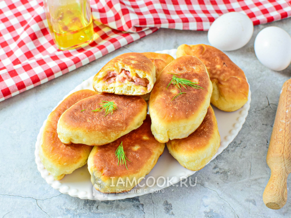 Жареные пирожки с ветчиной и сыром на сковороде, рецепт с фото