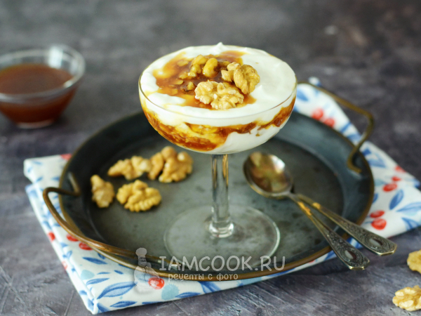 Греческий йогурт с медом и орехами (грецкими), рецепт с фото