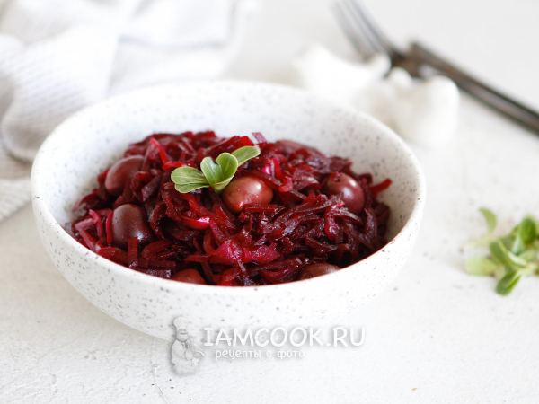 Свекольный салат с луком и оливками, рецепт с фото