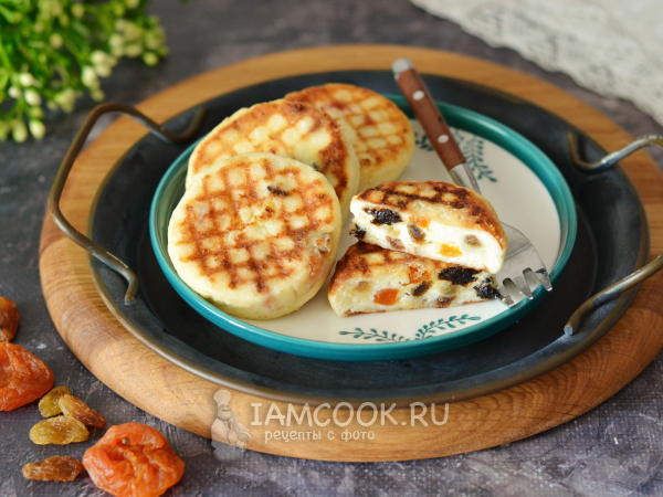 Сырники с сухофруктами, рецепт с фото